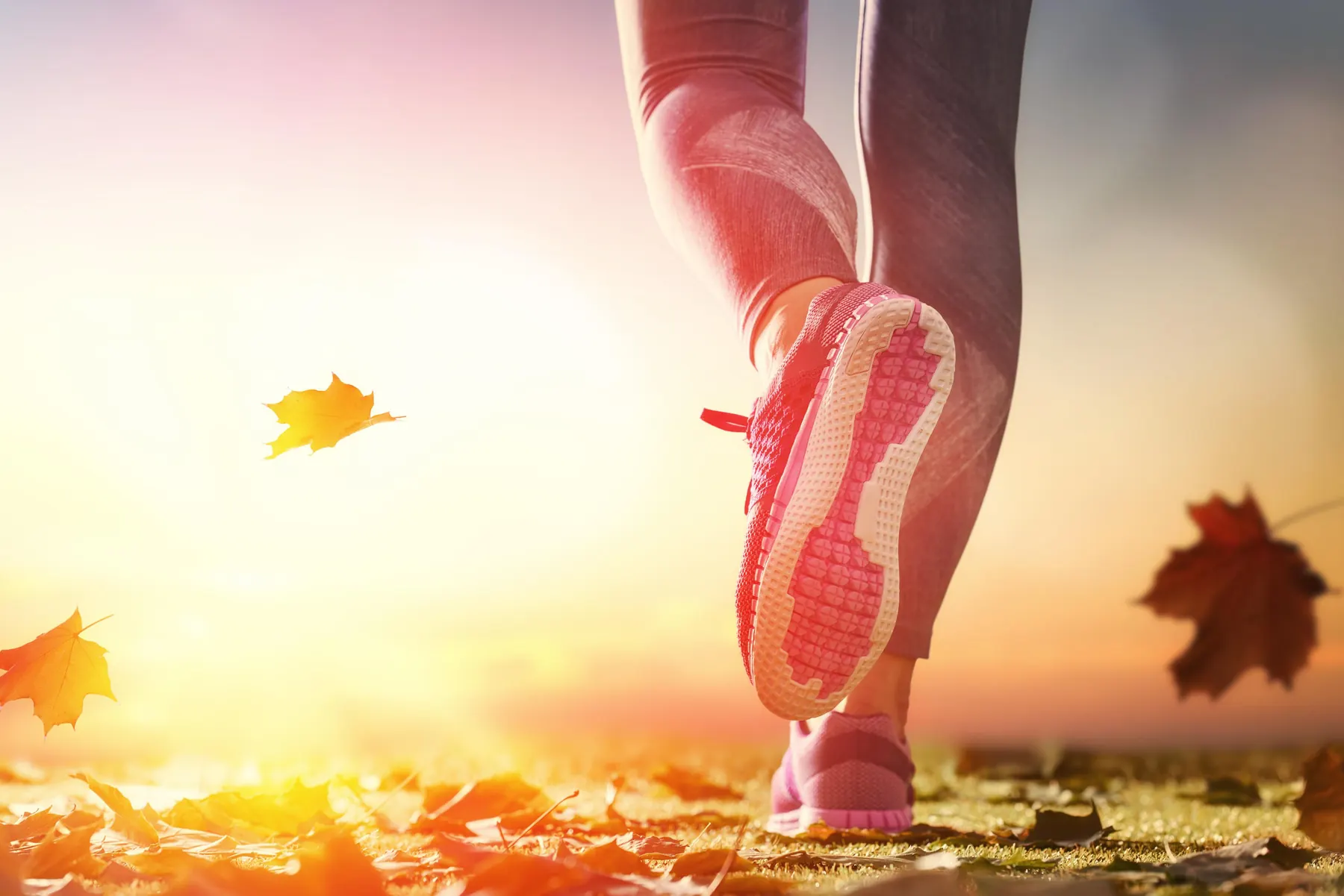 Un coureur en pleine foulée au soleil couchant