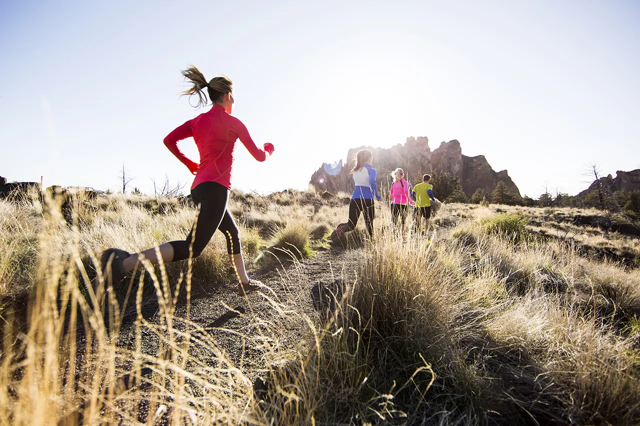 Un groupe de coureurs sur un sentier au lever du soleil